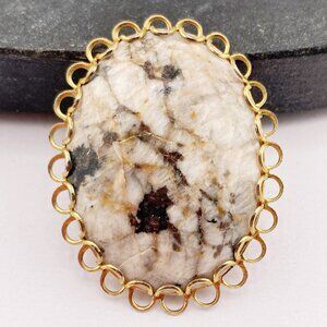 VINTAGE Gold tone metal and light grey stone or marble oval cabochon brooch pin